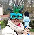 Loup masquant le visage d'une participante à un carnaval.