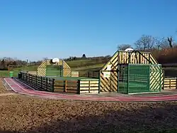 Terrain multisport et sa clôture métal-bois ;  Villemanoche (janvier 2018).