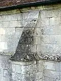 Bas-côté, détail des contreforts et larmier.