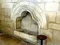 Piscine liturgique au sud de la 2e&nbsp;travée.