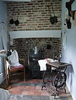 Machine à coudre Howe dans un atelier de couture et de dentelles dans un intérieur typiquement flamand (musée de Plein air à Villeneuve-d'Ascq (France)).