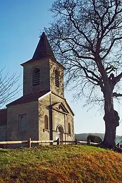 Façade et clocher au-dessus du village.