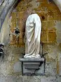 Statue mutilée de la Vierge.