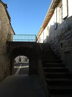 Le porche de Villetelle vu depuis l'église.
