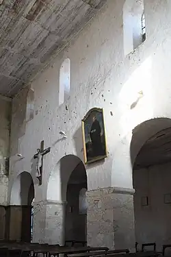 Le Christ en Croix et un tableau de saint Gilles.