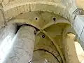 Voûte sous le clocher et tourelle d'escalier.