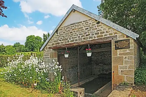 Le sobre lavoir de Villy, lieu pittoresque...