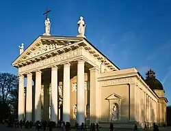 Façade de la cathédrale de Vilnius.