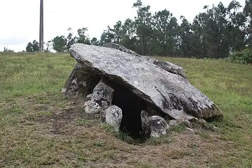 Vue du dolmen face à l'entrée