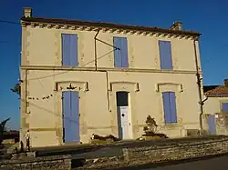 Vinax avec une altimétrie moyenne de 145 mètres est la commune la plus élevée de tout le département de la Charente-Maritime.