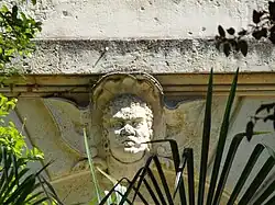 Visage d'Africain, 2 rue d'Aviau (côté jardin).