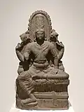 Vishnou en Lalitasana. Statue du VIIIe&nbsp;siècle de style Pallava et d'origine sud-indienne.