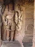 Vishnu en position hiératique et frontale, à huit bras. Auvent extérieur de la grotte 3. Badami. Excavée en 578.