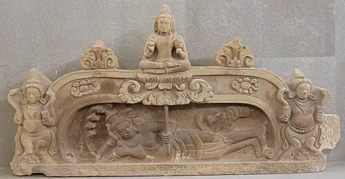 Tympan (inachevé ?): naissance de Brahmā, issu d'un lotus jaillissant du nombril de Viṣṇu, étendu sur le serpent cosmique Ananta. Mỹ Sơn E1. Fin VIIIe&nbsp;siècle Grès, L. 240&nbsp;cm
