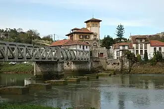 Vue partielle de Bustio et du vieux pont depuis Unquera (Colombres).