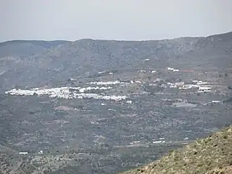 Le bourg, vu depuis la montagne