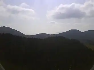 Besaide au centre avec un monument à son sommet.