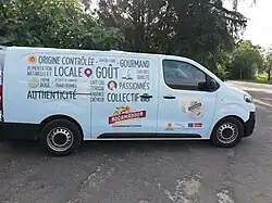 face latérale droite d’un petit croûton automobile de couleur bleu ciel reprenant en sérigraphie toutes les caractéristiques de qualité mises en avant par les producteurs de rocamadour