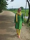 Une femme visitant le Bangladesh avec un churidar