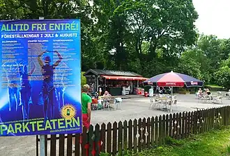 Le café et le friluftsteatern.