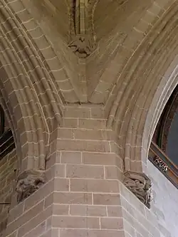 Pilier, consoles et départs d'arcs et voûte à la croisée du transept.