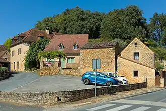Maisons de calcaire ocre, typiques du Périgord Noir, dans le hameau de Montfort.