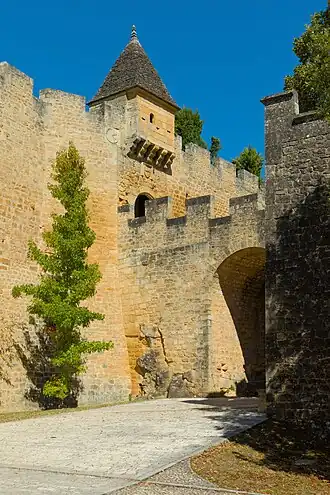 Une des portes fortifiées du château.