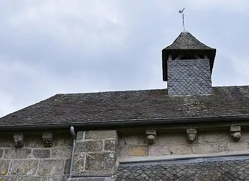 Le clocheton et les modillons.