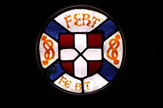 Vitrail aux armes d’Amédée VIII, réalisé par le verrier suisse Janin Loysel (verre et plomb, collection privée, déposée à la Fondation du château de Ripaille). Au centre, les armes de la maison de Savoie —&nbsp;de gueule à la croix d’argent, entourées de deux nœuds ou lacs d’amour et de la devise FERT de la famille.