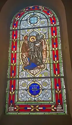 Vitrail représentant saint Vincent de Paul.