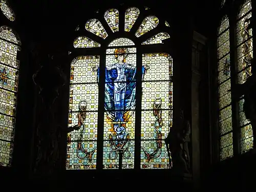 Vitrail représentant la Vierge Marie.