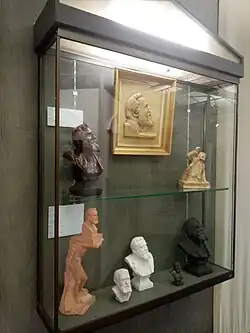 Vitrine. Bustes du tribun Jean Jaurès.