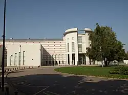 Photographie de l'entrée du collège Les Indes, achevé en 2006.
