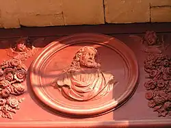 Détail sur une des portes.