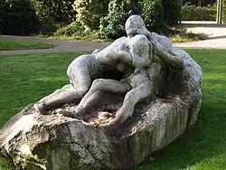 « Adam et Ève » dans le jardin de l'hôtel de ville.