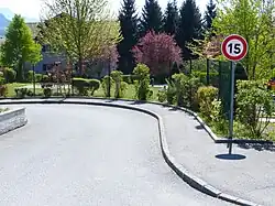 15&nbsp;km/h dans une zone résidentielle à Viuz-en-Sallaz, Haute-Savoie.