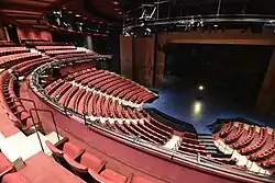 Photographie d'une salle de spectacle prise depuis le premier balcon.