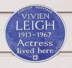 Plaque de rue bleue sur un mur blanc avec l'inscription « English heritage, Vivien Leigh, 1913-1967, actress, lived here ».