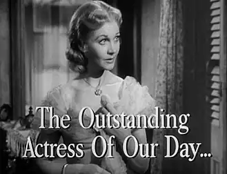 Image en noir et blanc d'une femme aux cheveux clairs et à la robe claire et sophistiquée, avec le texte "The Outstanding Actress of Our Day" en superposition.
