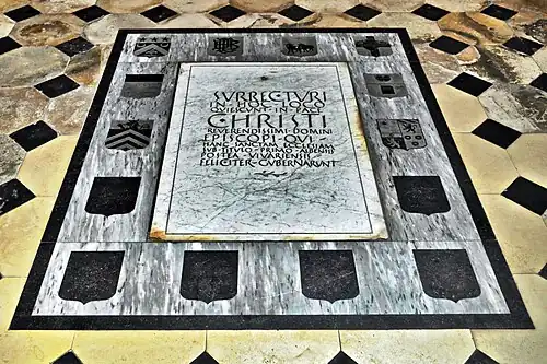 Les armes de Jean Hermil visibles sur la dalle funéraire des évêques de Viviers inhumés dans le chœur de la cathédrale.