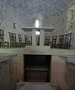 Crypte avec le sarcophage de saint Ostian et chœur.