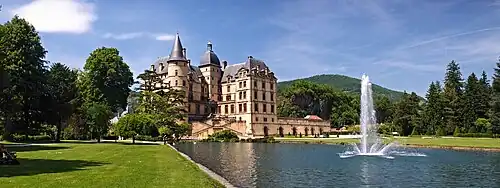 Le château de Vizille vu depuis le parc et le bord du canal.