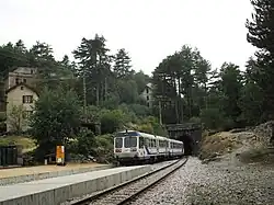 Un autorail X 97050 quitte la gare pour entrer dans le tunnel de Vizzavona
