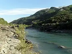 à l'est de Permët (2010) ;