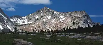 Vue du pic Vogelsang depuis la vallée de Rafferty Creek.