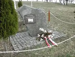 stèle, gerbe de fleurs.