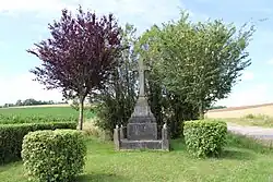 Le calvaire à l'entrée du village.