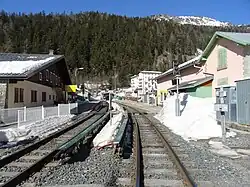 Les voies vues depuis le passage à niveau situé en aval de la gare.