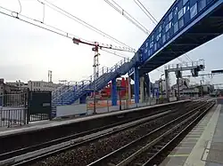 Passerelle d'accès au quai central.