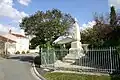 Le monument aux morts dans son enclos.